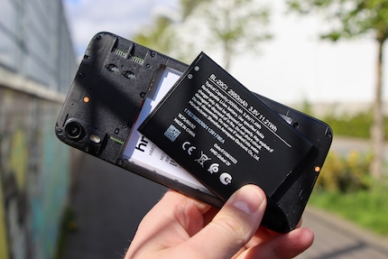 La batteria può essere rimossa senza strumenti.