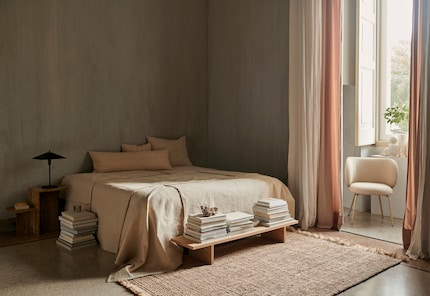 Un po' di decorazione mette in bella mostra anche elementi casuali come le pile di libri.