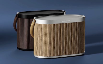 Il nuovo Beosound A5 è disponibile in due versioni diverse: Sedia con design in vimini a rete o con doghe in rovere scuro.