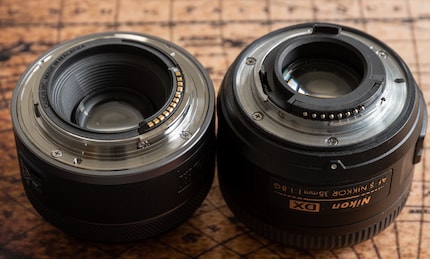 A sinistra l'innesto a baionetta di Canon per fotocamere mirrorless, a destra quello di Nikon per fotocamere reflex. Non coincidono.