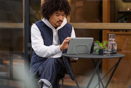 Google offre anche una custodia per il tablet Pixel con un supporto.