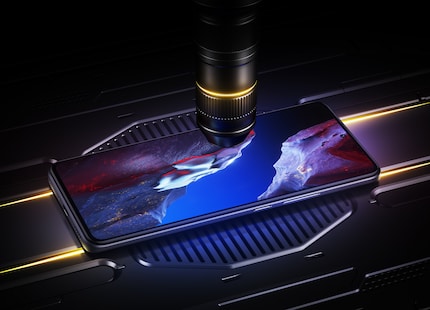 Lo schermo da 6,67 pollici offre 120 Hz e una buona luminosità.