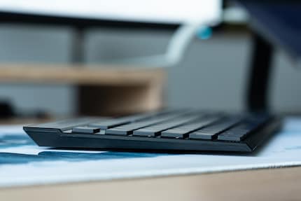 La Corsair K100 Air è piatta. L'alloggiamento misura appena undici millimetri nel punto più sottile.