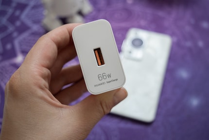 L'alimentatore da 66 watt ricarica il Huawei P60 Pro in 45 minuti.