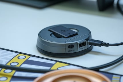 Il trasmettitore dello Stealth Pro è anche la stazione di ricarica delle batterie.