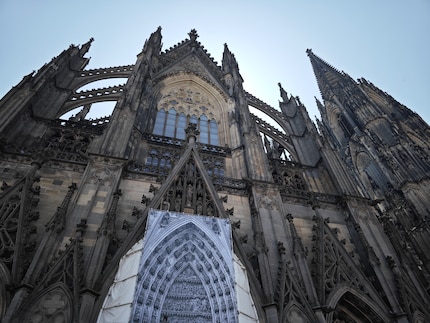 Il duomo di Colonia all'ombra e con un cielo luminoso.