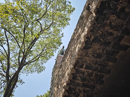 Una quantità sorprendente di dettagli dell'arco del ponte è stata conservata.
