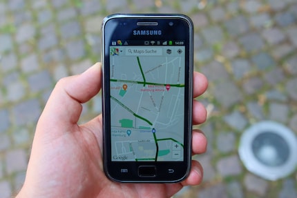 Google Maps even shows the current traffic conditions.