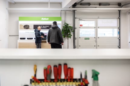 Roger Thalman spiega i modelli più recenti. In primo piano, la stazione di servizio alla reception, dove i guasti più semplici vengono riparati rapidamente.