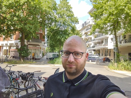 Mi piaccio nel selfie. Lo sfondo mi convince meno.