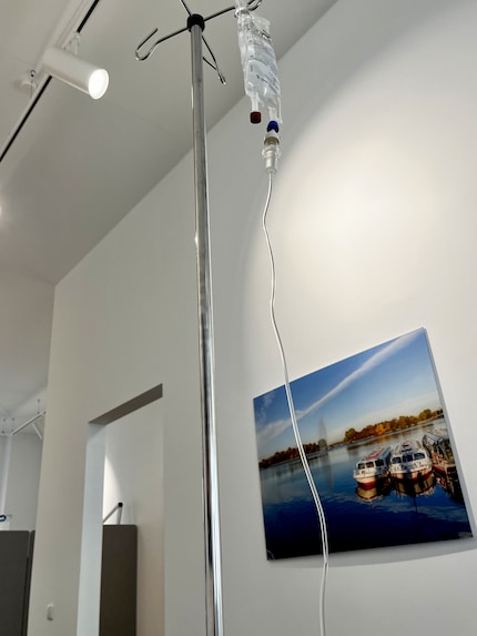 A low-angle view of the infusion: in severe cases, patients receive antibodies by vein. Depending on the product, these drugs cost in excess of €1,000 per infusion. The health insurance fund reimburses the treatment.