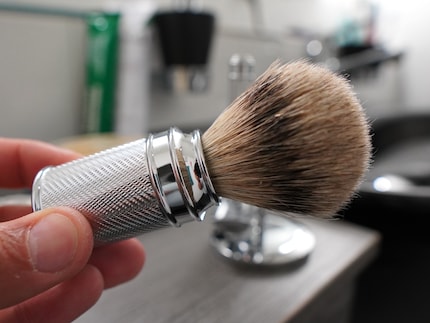The most important accessory is a shaving brush that absorbs moisture well.