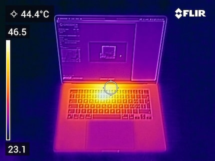 Nello stress test della CPU, il case raggiunge i 46 gradi centigradi. Ma il poggiapolsi diventa solo tiepido.