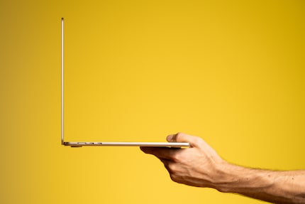 Il MacBook Air da 15 pollici sembra ancora più sottile del 13 pollici rispetto alle sue dimensioni complessive.
