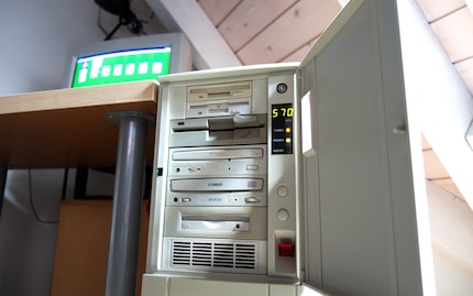La parte anteriore del mio PC retrò con lettore di floppy da 3,5 pollici, Super Disk Drive, lettore di floppy da 5,25 pollici, lettore di CD-ROM, masterizzatore di CD, unità ZIP e un'alimentazione di aria fresca.