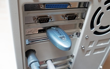 Le nuove e vecchie porte USB e la mia chiavetta con 64 megabyte di capacità.