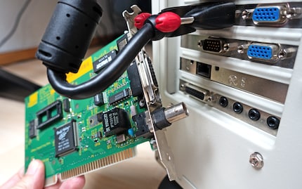 La scheda di rete di Allied Telesyn e la nuova porta RJ45 funzionante di un Intel Pro/100 S accanto.