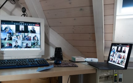 Il meeting su Teams è stato riprodotto dal notebook Windows 11 al PC Windows 98. Partecipo anche io!