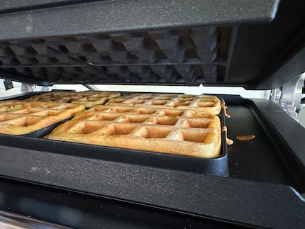 Tra le due piastre, la pastella si trasforma in waffle. Ho sollevato brevemente il coperchio solo per la foto. Questo dovrebbe rimanere chiuso durante il processo di cottura finché non viene emesso un segnale acustico.