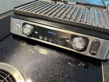 Il Multigrill 9 è pieno di schizzi di grasso dopo la grigliata, ma almeno sono facili da rimuovere.