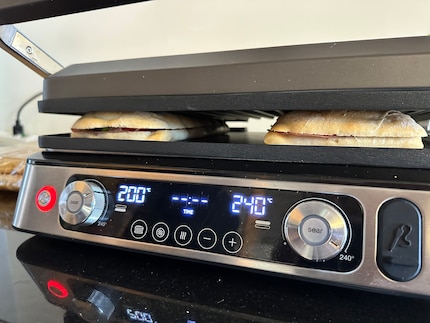 Per i panini, ho regolato il coperchio in modo che li premesse un po'.