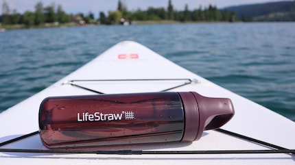 Quando vado in stand-up paddle, la Lifestraw Go è una fedele compagna.
