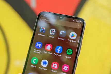 Samsung preinstalla molte app, ma promette anche di fornire aggiornamenti a lungo termine.