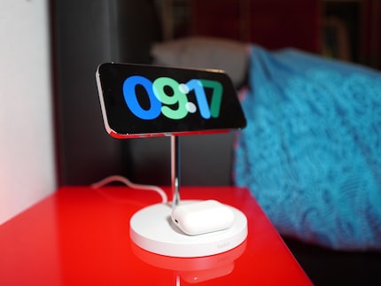 Il caricabatterie di Belkin tiene l'iPhone sospeso in modo magnetico. È possibile caricare un secondo dispositivo sulla piattaforma sottostante.