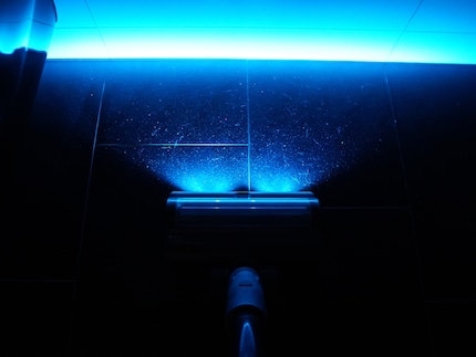 Grazie ai LED blu, si vede ogni particella di sporco.