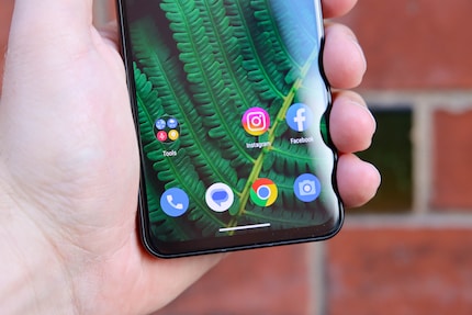 Third-party bloatware stays manageable with three Meta apps.