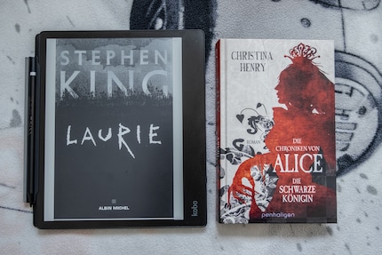 Il Kobo Elipsa è piuttosto grande per un e-reader.