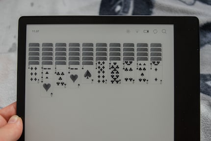 Tra le altre cose, puoi intrattenerti con il gioco di carte Solitario. In bianco e nero.