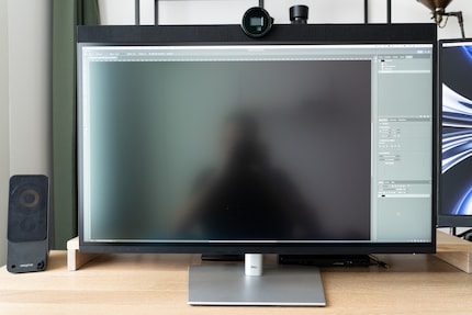 Il Dell U3224KBA ha un rivestimento opaco, ma è comunque molto riflettente.