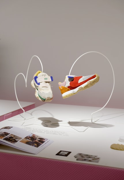 La scarpa sinistra è una sneaker [Neunoi](https://neunoi.ch/)  usata, quella di destra è una scarpa riparata. Le toppe in pelle conferiscono unicità.