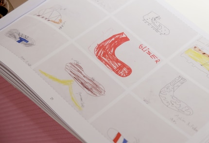 Per poter esaudire i desideri dei bambini, il duo di designer ha chiesto loro di disegnare la scarpa dei loro sogni.