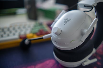 Il volume può essere regolato tramite una ghiera sul padiglione auricolare sinistro.