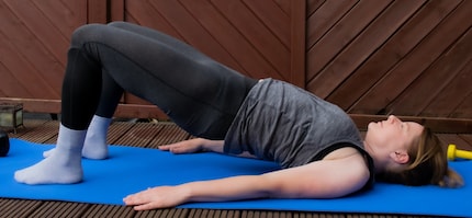 Il ponte non rafforza solo la schiena, ma anche i muscoli delle gambe e dei glutei.