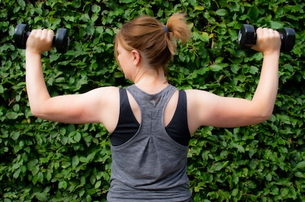 Oltre al tappetino da yoga, ho usato due manubri da 5 kg come strumenti di allenamento solo per un esercizio durante la mia settimana di sperimentazione: è tutto ciò di cui avevo bisogno.