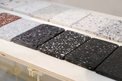 Il materiale simile al battuto di terrazzo contiene conchiglie sgretolate di ostriche, capesante e abaloni. Può anche essere smerigliato.