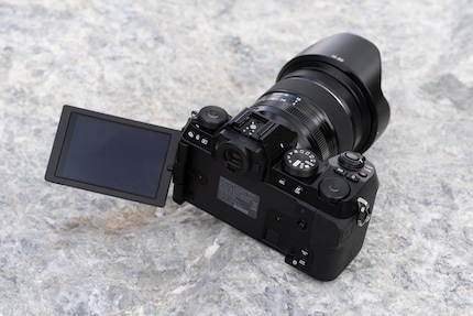 All three cameras have a fold-out, rotatable display. The Fujifilm X-S20 display has the highest resolution. Too bad the electronic viewfinder comes out worst in this review.