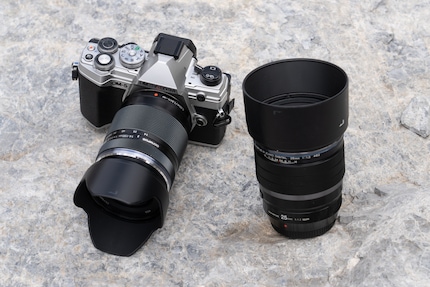 For the OM System, I choose the 25 mm f/1.2 (right) as a prime lens. The lens offers a lot of bokeh, but it’s relatively large. The 14-150 mm travel zoom (on the camera), however, is very compact.