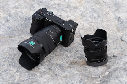 The Sony A6700 looks blocky, but it’s comfortable to hold. I go for an 18-135 mm (on the camera) and a 35 mm f/1.8 (right) – both are very light.