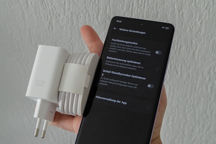 La batteria dura 30 ore. La durata può essere prolungata in vari modi nelle impostazioni.