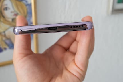 L'Oppo Reno 10 Pro ha solo un altoparlante in basso a destra (e me nel riflesso accanto).