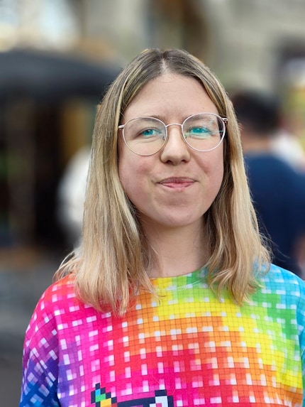 A volte è anche troppo. In questo scatto avrei preferito un po' meno bokeh, in modo che i miei capelli non sembrino ritagliati in modo così artificiale.