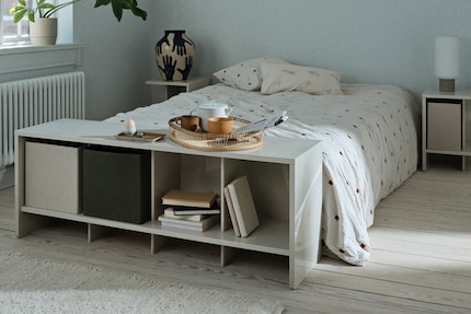 Una credenza sta bene contro la parete, ma anche ai piedi del letto.
