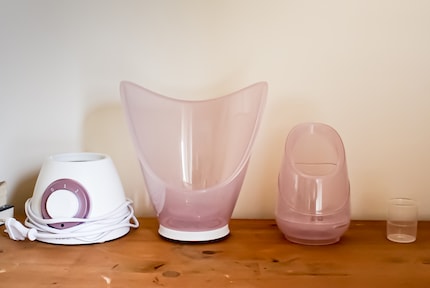 Many individual parts to replace a pan. The flavouring attachment is integrated into the large steam mask.