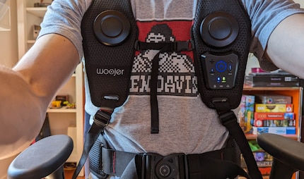 Il Woojer Vest si indossa come un giubbotto di salvataggio.