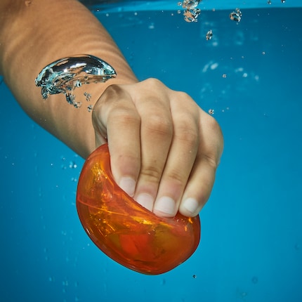 The Hydro Balls consist of two halves that you first have to put together. Then dip them in the water, press them together - and off you go!
