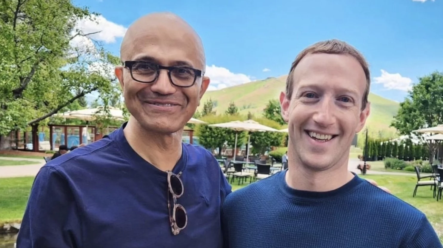 Il CEO di Meta Mark Zuckerberg (a destra) ha postato su Instagram una foto insieme al CEO di Microsoft Satya Nadella (a sinistra) in occasione del lancio di LLaMA 2.